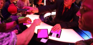 Poprowadz dyskusje przy okraglym stole Talkaoke! 